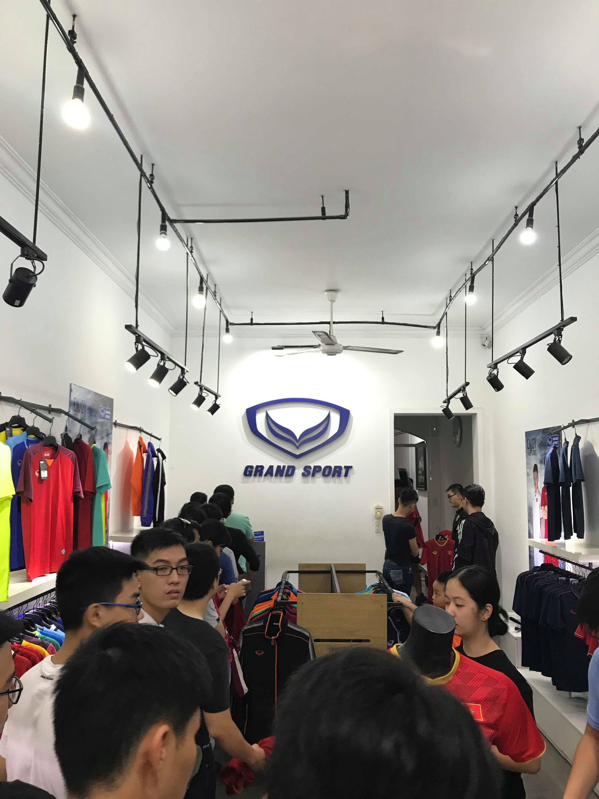 S&aacute;ng 12/1 l&agrave; ng&agrave;y đầu ti&ecirc;n mở b&aacute;n &aacute;o đấu của đội tuyển Việt Nam. C&aacute;c cửa h&agrave;ng của h&atilde;ng tại H&agrave; Nội v&agrave; Th&agrave;nh phố Hồ Ch&iacute; Minh đều đ&ocirc;ng nghịt người h&acirc;m mộ tới mua h&agrave;ng.